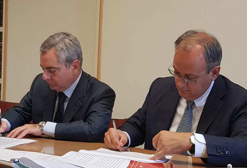 Giulio Ranzo (Avio CEO) and Scannapieco (Vice President, European Investment Bank) signing the contract for the financing of 40 million euro